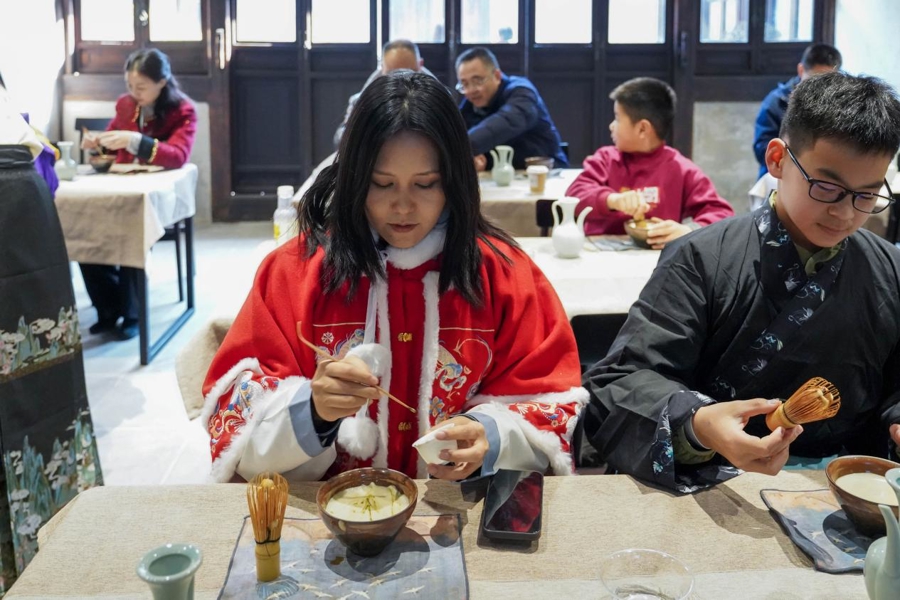 穿汉服、体验点茶、投壶……老外也来“闹元宵”了