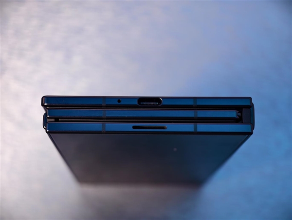 19999元起！三星Galaxy Z TriFold国行真机上手：手机瞬间变10英寸平板