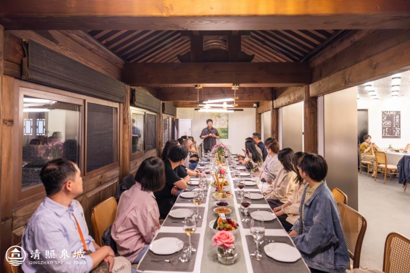 “清照泉城诗歌之夜暨吕德安作品展”泉畔开幕(图10) “清照泉城诗歌之夜暨吕德安作品展”泉畔开幕(图10)